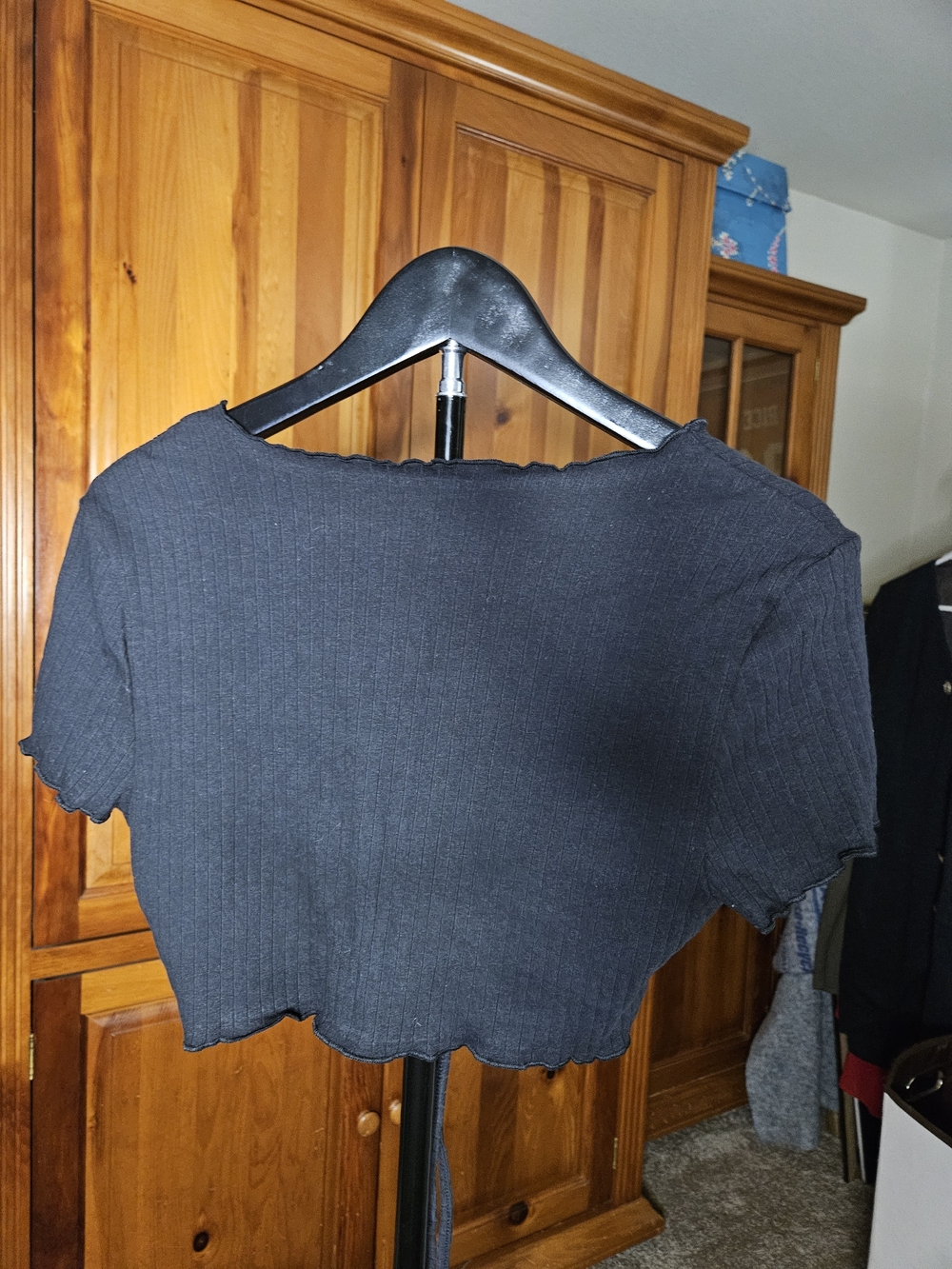 SHEIN Black Ribbed Ruched Front Crop Top - Picture 3 of 6